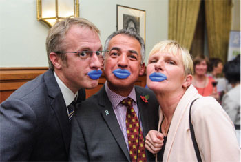 Blue lip selfies raise awareness of mouth cancer